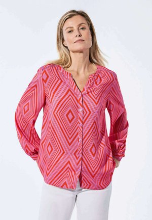 Rode en roze gebloemde blouse met een ruitpatroon, lange mouwen, een V-hals en knoopsluiting aan de voorkant. Lichtgewicht stof.
