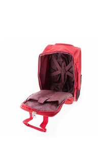 Zaino rosso realizzato in tessuto resistente, con un ampio interno foderato, spallacci regolabili e chiusura con zip. L'interno presenta un motivo discreto.