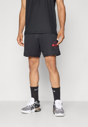 Sorte mesh sportshorts med rødt "BULL" logo, parret med sorte sokker med hvid Swoosh og hvide og sorte sportsko.