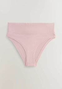 Slip in cotone leggero rosa chiaro con una vita larga, texture liscia e senza marchi o motivi visibili.