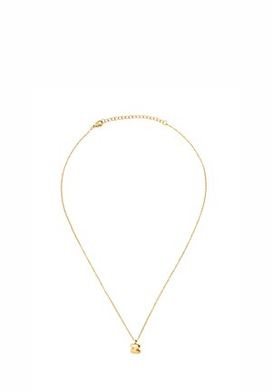 Collier délicat en chaîne d'or avec un petit pendentif abstrait en or poli et un fermoir mousqueton sur fond blanc.