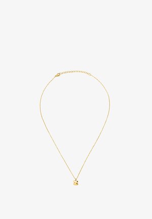 Sottile collana a catena in oro con un piccolo pendente astratto in oro lucido e chiusura a moschettone su sfondo bianco.