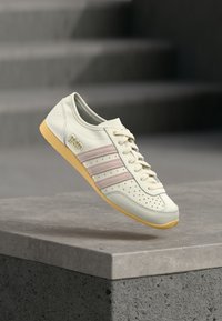 Valitud, off white/blush pink/orange tint