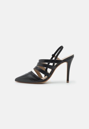 Czarny but na wysokim obcasie typu slingback z ostrym noskiem i wieloma cienkimi paskami krzyżującymi się na górze, pokazany z profilu na białym tle.