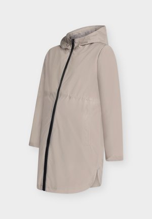 Veste imperméable beige clair avec capuche, fermeture éclair frontale et poches latérales. Présente un design élégant et une légère texture dans le tissu.