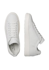 Sneakers bianche in pelle con design a scarpa bassa, punta tonda, lacci piatti e suola texturizzata. Branding minimale sul lato.