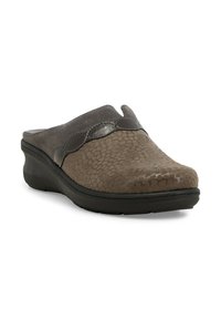 Scarpe brown slip-on con tomaia testurizzata, caratterizzate da una finitura in suede e un accento lucido lungo il bordo. Suola imbottita e design con punta arrotondata.