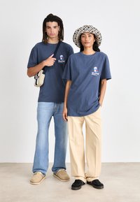 Tommy Jeans FUN NOVELTY TEE UNISEX  - T-shirt estampada - dark night navy