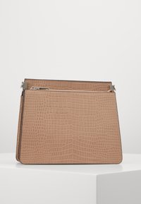 Borsa in pelle beige con motivo coccodrillo, caratterizzata da una texture liscia. Presenta un compartimento con zip e una forma rettangolare piatta.