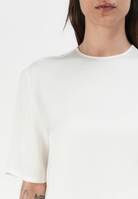 Thumbnail Image 7