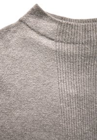 Grauer Pullover mit geripptem Rollkragen, glatter Textur und strukturiertem Seitenpaneel. Der Stoff ist leicht und weich.