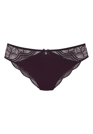 Bordeaux rode panties met kantafwerking en een gladde basis, voorzien van een decoratieve strik aan de voorkant en een intricately floral kantontwerp langs de taille.