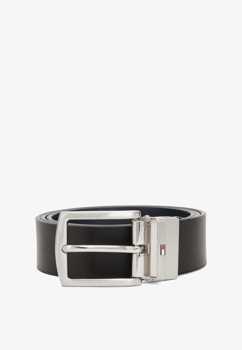 Czarny skórzany pasek z błyszczącą prostokątną klamrą srebrnego koloru, z poziomą belką i akcentem logo po boku. Gładka tekstura.