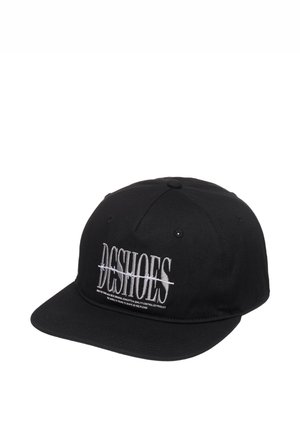 Czarna czapka baseballowa z płaskim daszkiem i białym haftowanym logo "DCSHOES" na przednim panelu na białym tle.