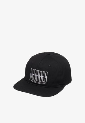 Czarna czapka baseballowa z płaskim daszkiem i białym haftowanym logo "DCSHOES" na przednim panelu na białym tle.