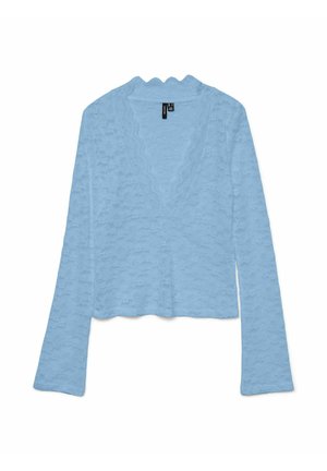 Haut en dentelle à manches longues de couleur bleu clair, avec un col en V à bords festonnés et un motif floral, légèrement court, posé à plat sur un fond blanc.