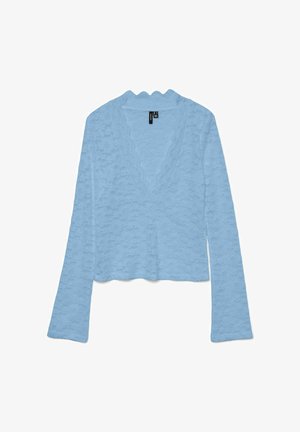 Jasnoniebieska koronkowa bluzka z długim rękawem, z falbaniastym dekoltem w kształcie litery V i wzorem kwiatowym, lekko skrócona, ułożona na białym tle.