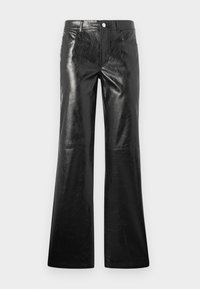 Zwarte flare pants van glanzend faux leather met een gladde textuur, voorzien van een knoopsluiting en een klassieke vijf-pocketontwerp.