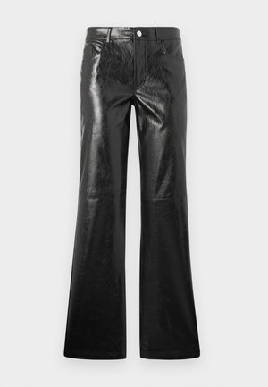 Zwarte flare pants van glanzend faux leather met een gladde textuur, voorzien van een knoopsluiting en een klassieke vijf-pocketontwerp.