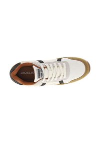 Zapatilla de malla blanca con acentos en marrón y negro, que presenta una superficie texturizada, cordones y un logo en la lengüeta y la plantilla.