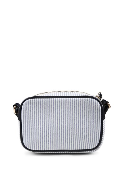 Borsa a tracolla in tessuto a righe con forma rettangolare, rifiniture blu navy e chiusura con zip. Presenta una tracolla rimovibile e una texture sottile.