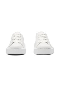 Weiße Leder-Sneaker mit rundem Zehenbereich, flachen Schnürsenkeln und Gummisohle. Leichtes Design mit minimalen Nähten und ohne sichtbare Logos.