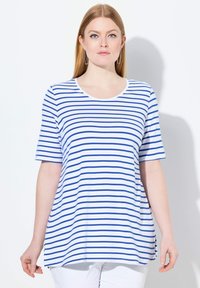 Pruhované tričko v bílé a modré barvě, vyrobené z měkké látky. Má kulatý výstřih a krátké rukávy s ležérním střihem.