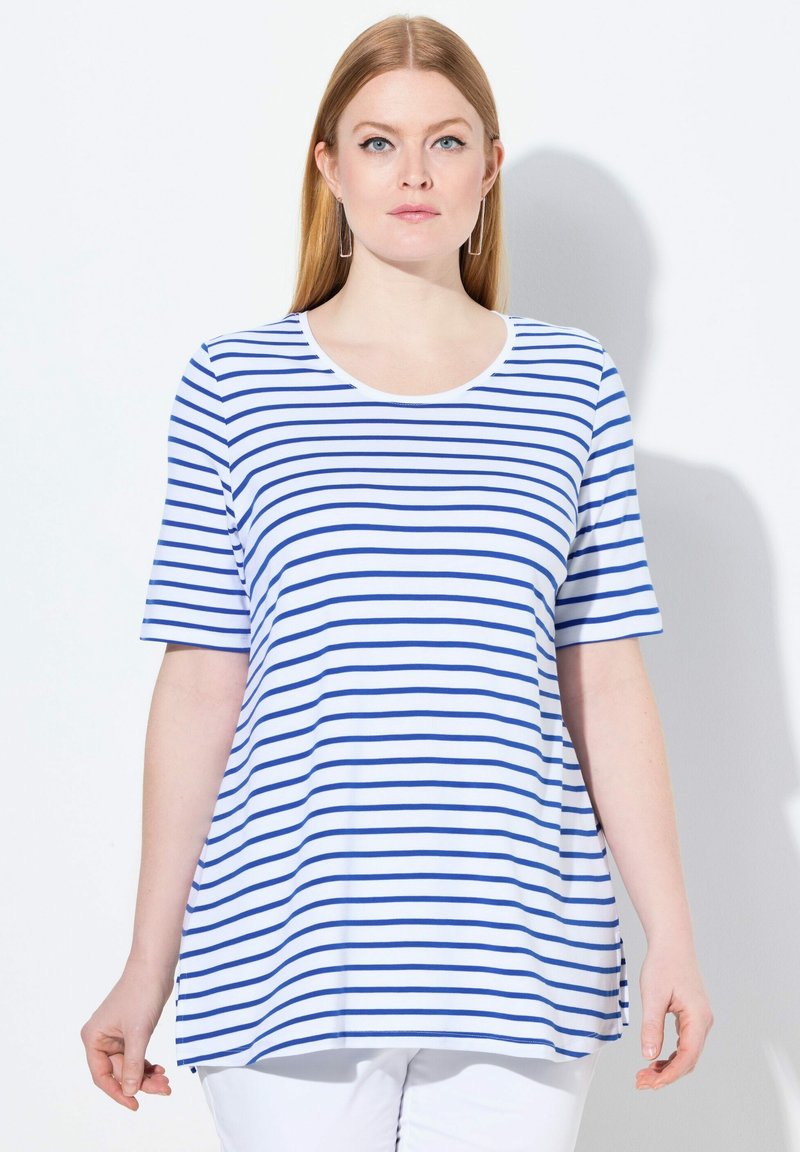 Pruhované tričko v bílé a modré barvě, vyrobené z měkké látky. Má kulatý výstřih a krátké rukávy s ležérním střihem.