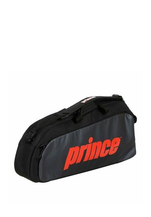Bolsa de raqueta de tenis Prince en negro y gris con logo rojo, cierre de cremallera y asas de transporte, con un ángulo que muestra vistas lateral y superior.