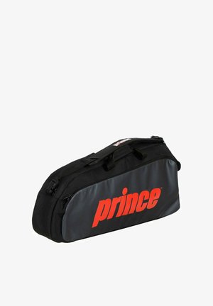 Schwarze und graue Prince Tennisracket-Tasche mit rotem Logo, Reißverschluss und Tragegriffen, schräg dargestellt, um Seiten- und Draufsicht zu zeigen.