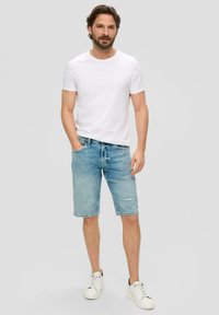 s.Oliver MID RISE - Jeansshort - blau
