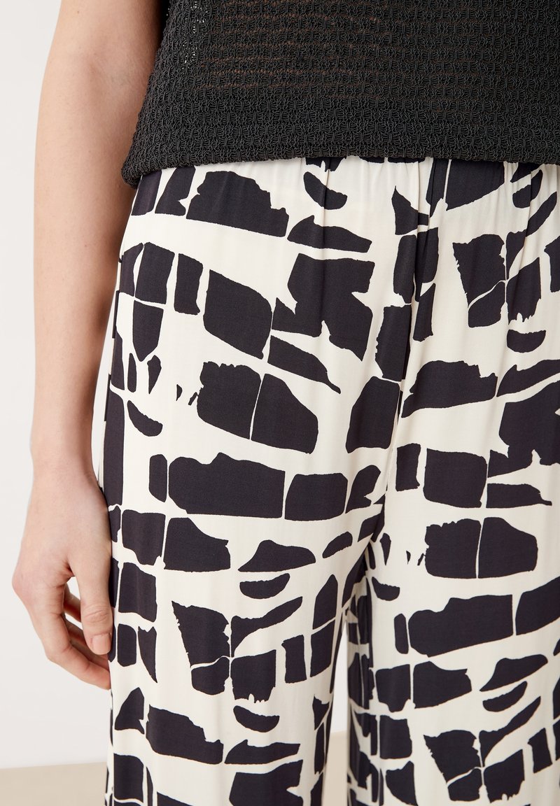 Damen Chinos | s.Oliver BLACK LABEL REGULAR WIDE LEG STRETCH Stoffhose black aop/schwarz - RV90602 Damen Chinos | s.Oliver BLACK LABEL REGULAR WIDE LEG STRETCH Stoffhose black aop/schwarz - RV90602