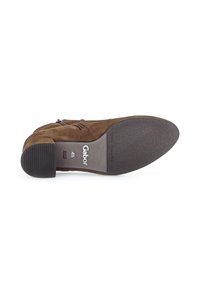 Bruine suede enkellaars met een ronde neus, een zijrits en een gestructureerde rubberen zool. Voorzien van een gestapelde hak en Gabor-logo op de binnenzool.