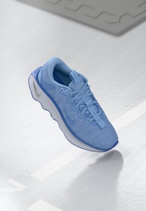 Lyseblå sneakers med et teksturert mesh-overdel, snøring foran, polstret krage og en gjennomsiktig såle med bølgemønster. Sølvfarget logo-detalj.