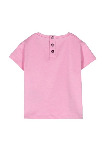 T-shirt in cotone rosa con maniche corte, scollatura rotonda e tre bottoni sul retro. Texture liscia, colore solido, design casual.