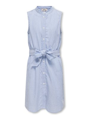 Robe sans manches rayée verticalement bleu et blanc avec boutons devant, col montant et nœud à la taille.
