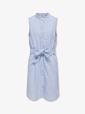 Robe sans manches rayée verticalement bleu et blanc avec boutons devant, col montant et nœud à la taille.