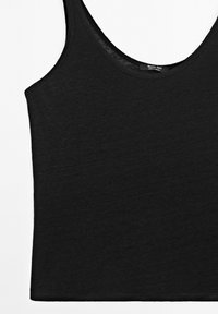 Svart linne tillverkat av ett mjukt, lätt tyg. Har en rund halsringning och en smal passform, med rena kanter och inga utsmyckningar.