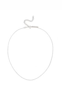 Collier en argent avec un design délicat, présentant un motif de maillons fins et un fermoir ajustable avec une petite étiquette pour un ajustement personnalisé.
