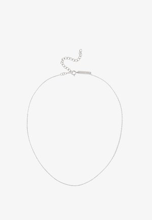 Srebrna lančić ogrlica s nježnim dizajnom, koja sadrži tanak uzorak karika i prilagodljivu kopču s malom oznakom za personalizirano pristajanje.