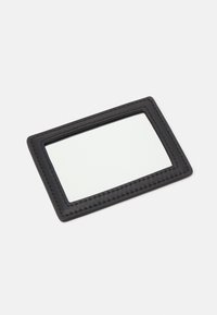 Czarny skórzany portfel na karty o prostokątnym kształcie, z przezroczystym środkiem na identyfikator i kontrastującymi przeszyciami wzdłuż krawędzi.