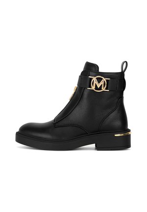 Schwarzer Leder-Stiefelette mit niedrigem Absatz, goldenem Reißverschluss, dekorativer goldener M-Logo-Schnalle und Zuglasche an der Rückseite.