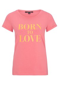 Pink bomulds T-shirt med korte ærmer, der har teksten "BORN TO LOVE" i store gule bogstaver over forsiden. Klassisk rund halsudskæring.
