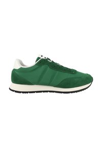 Scarpe sportive verdi realizzate in materiali scamosciati e nylon, con pannelli texturizzati, lacci piatti e una suola intermedia bianca con una suola esterna nera.