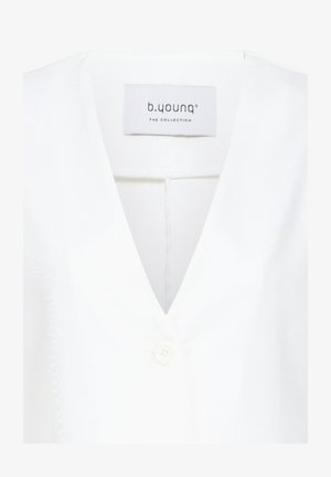Hvit T-skjorte med V-hals, enkelt hvitt knapp og "b.young THE COLLECTION"-etikett på innsiden av kragen.