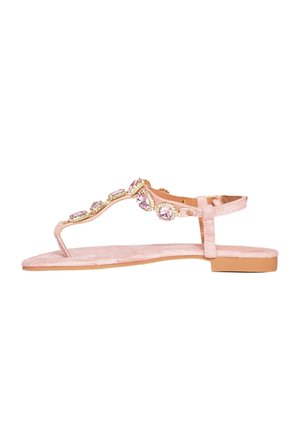 Sandalo piatto rosa con design infradito e cinturino alla caviglia, decorato con ornamenti gioiello rosa e oro lungo la cinghia superiore.