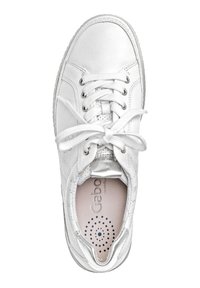 Witte leren sneaker met ronde neus, gewatteerde kraag, vetersluiting en een zilveren accent op de hak. Heeft een gladde textuur en een geperforeerde binnenzool.