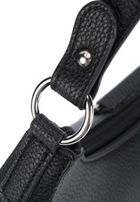 Cinturino in pelle nera texture con attacco a anello in metallo e chiusura a bottone a pressione, caratterizzato da una grana visibile e cuciture rinforzate.