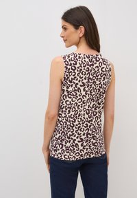 Mouwloze top in een crèmekleurige stof met een paars luipaardprintpatroon; afgeronde onderkant en een relaxte pasvorm. Achteraanzicht weergegeven.