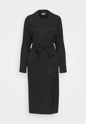 Zwarte trenchcoat van middenlengte met lange mouwen, dubbele rij knopen, een ceintuur in de taille en zijzakken op een effen achtergrond.